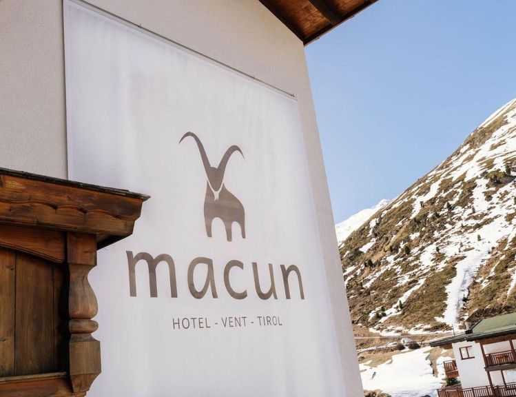 Hotel Macun - Schriftzug