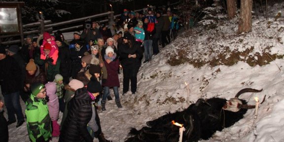 Kinder mit Stuibenfoll Tuifl - Drei Nächte, eine Legende - Der Nikolaus und die Stuib´nfoll Tuifle