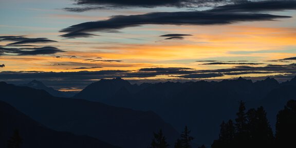 Sonnenuntergang Hochoetz - Törggelen - Herbstliche Schmankerltour