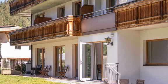 A modern building with several balconies and a well-maintained garden. The surroundings appear quiet and inviting. - Konferenzraum Hotel Falknerhof am Ursprung - Niederthai | © Hotel Falknerhof