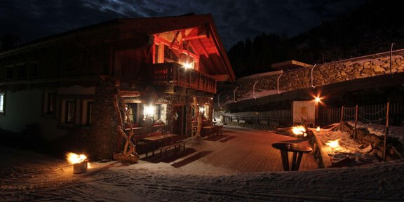Ein charmantes Chalet in den Bergen bei Nacht, erleuchtet von warmen Lichtern. Der Schnee funkelt unter dem Mondlicht und schafft eine gemütliche Atmosphäre. - Hühnersteign - Sölden