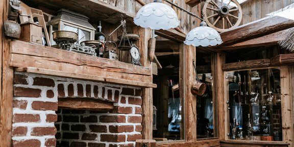 Ein gemütliches Restaurant mit Holzdekor und einer offenen Fensterstruktur. Die Einrichtung kombiniert rustikale Elemente mit einer einladenden Atmosphäre. - Salino - Sölden