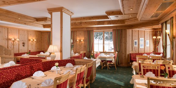 Ein gemütliches Restaurant mit Holzverkleidung und eleganten Tischen. Die Atmosphäre ist warm und einladend, ideal für ein schönes Essen. - *** Hotel Venter Bergwelt - Restaurant Venter Einkehr - Vent