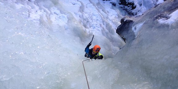 A climber ascending a frozen waterfall wall. The surroundings are frosty with ice and snow. - Bergführer Vent-Alpin - Vent
