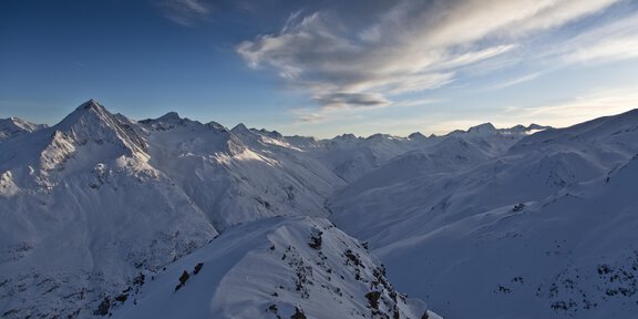 An impressive mountain landscape with snow-capped peaks and a clear sky. The scene radiates tranquility and majesty. - Bergführer Vent-Alpin - Vent