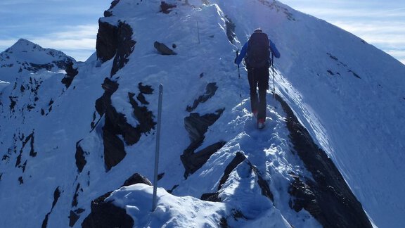 Im Bereich des Nordgrates sind zahlreiche Sicherungsstangen angebracht, um am Seil gehende entsprechend sichern zu können. - Ötztal