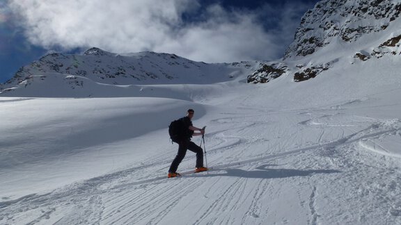 The terrain slope has increased to 30°, so the further ascent is now continued with numerous hairpin bends. - Ötztal
