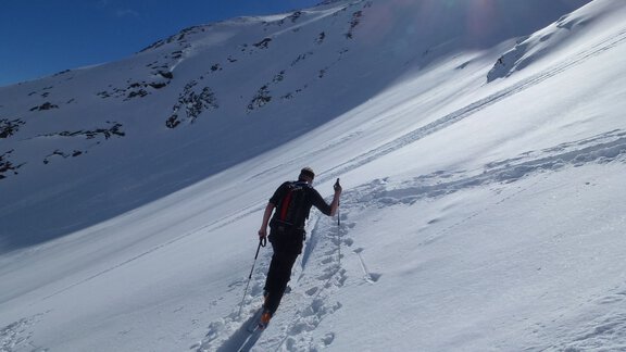 Blick in den bei sehr sicheren Lawinenverhältnissen befahrbaren nördlich exponierten, direkten Gipfelhang. - Ötztal