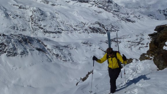 Kurzzeitig mussten wir die Skier schultern. Je nach Schneeverhältnissen kann man hier aber auch mit angeschnallten Skieren den Aufstieg fortsetzen. - Ötztal