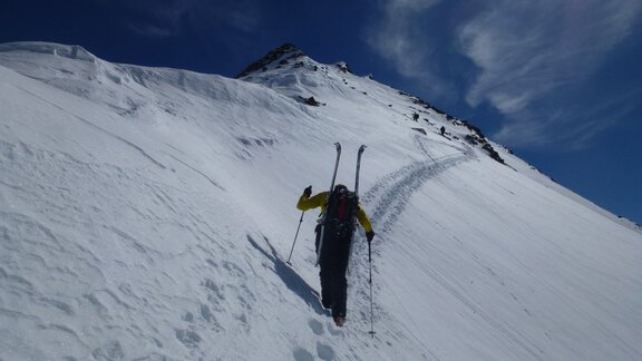 For a short time, we had to carry the skis on our shoulders. Depending on the snow conditions, it is also possible to continue the ascent with the skis attached here. - Ötztal