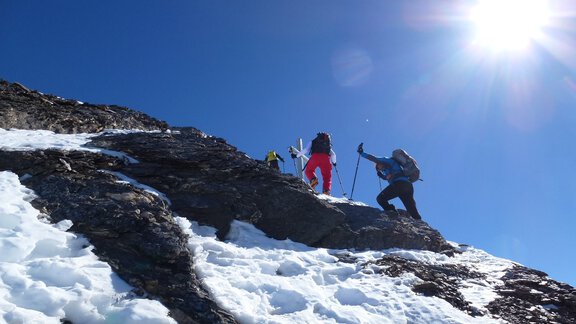 Without snow cover, you are moving on technically easy but brittle rock on hard permafrost soil that softens in the sunshine. There is a risk of slipping and falling. - Ötztal