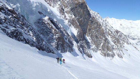 We now have enough distance from the avalanche runouts on the Gaisbergferner. - Ötztal