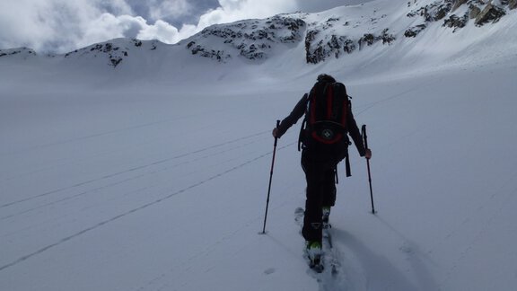 We easily approach the Granatenscharte, which marks the beginning of the northeast ridge up to the Essener Spitze at 3200m. - Ötztal