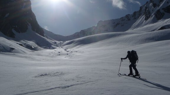 Aufstieg in nach wie vor angenehmer Steigung über den Rotmoosferner. Gletscherspalten waren hier selbst im sehr schneearmen Winter 2011/12 am Ötztaler Hauptkamm kein Thema. - Ötztal