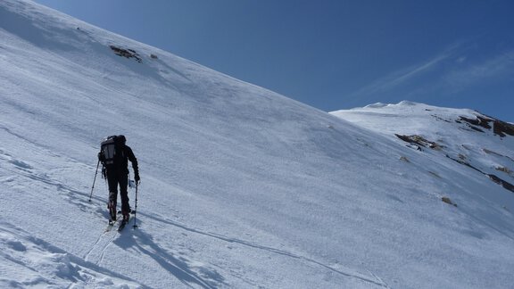 Wir queren durch 35° bis 40° steiles Gelände hinüber auf den Südwestgrat - Ötztal