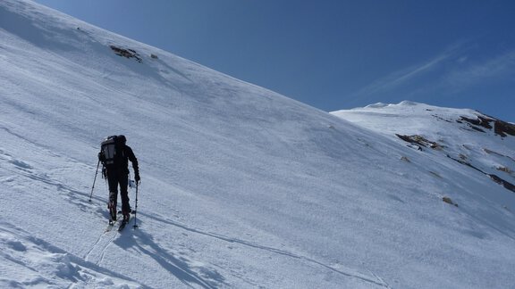 We traverse across terrain steep at 35° to 40° to reach the southwest ridge - Ötztal