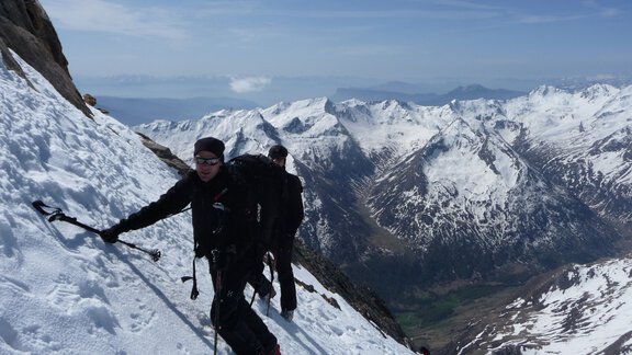 Spätestens bei Pt.3300m muss man das Skidepot anlegen. Die Geländeneigung beträgt nun teils mehr als 40°. - Ötztal
