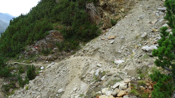 Eine Rinne mitten am Wanderweg - Bianca Klotz