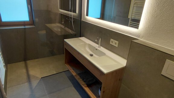 Dusche mit Waschbecken und WC - Apart Monte Vista - Gries