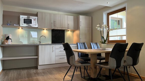 Küchenzeile und Esstisch - Appartementhaus Nadine - Gries