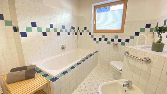 Badezimmer mit Badewanne (und Dusche) - Chalet Ida - Haiming