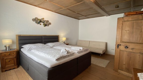 Schlafzimmer 3 mit Doppelbett und Couch - Chalet Ida - Haiming