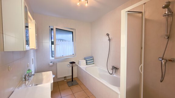 Bad mit Dusche und Badewanne - Ferienhaus Neurauter - Haiming