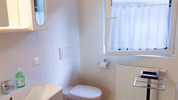 Bad mit Dusche/Badewanne und WC - Ferienhaus Neurauter - Haiming