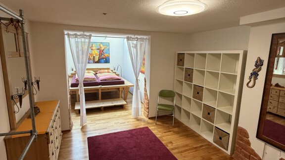 Schlafzimmer I sehr geräumig mit Dusche und WC - Ötztal Apartment - Haiming