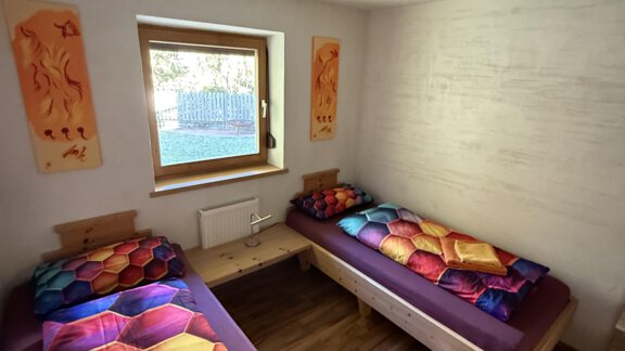 Schlafzimmer II mit zwei Einzelbetten - Ötztal Apartment - Haiming