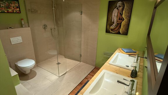 Dusche und WC zum Schlafzimmer I - Ötztal Apartment - Haiming