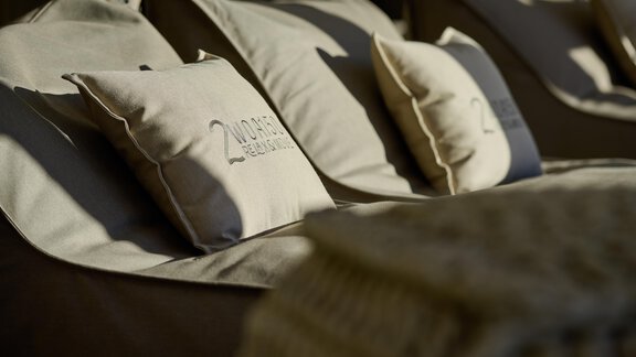 Comfortable loungers with cushions in soft tones. A relaxing atmosphere, perfect for unwinding. - Alpenhotel Laurin - Hochgurgl