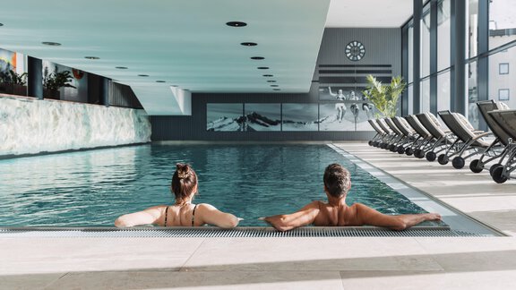Schwimmen im Innenpool - SKI | GOLF | WELLNESS Hotel Riml ****S - Hochgurgl