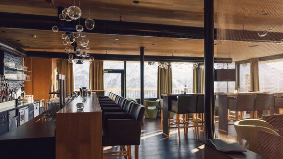 A modern and stylish restaurant with a long bar.  
Large windows offer a view of the mountains and let in plenty of daylight. - 4 * Superior Hotel Schöne Aussicht - Hochsölden