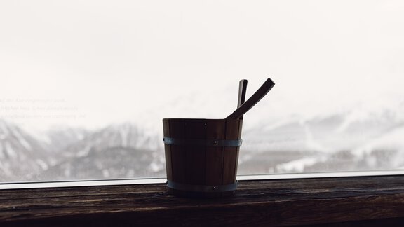 A wooden bucket sits on a windowsill overlooking snowy mountains. Outside, the sky is misty and gray. - 4 * Superior Hotel Schöne Aussicht - Hochsölden