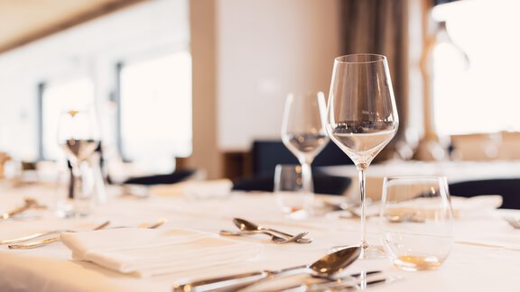 An elegantly set table with glasses and cutlery. The atmosphere is modern and inviting. - 4 * Superior Hotel Schöne Aussicht - Hochsölden