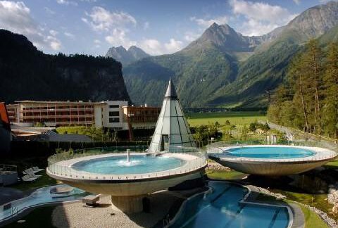 13_640x480 Therme mit unseren Hausberg Halkogel - Alpenpension Höfler - Huben