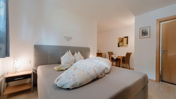 Studio Apart - Boxspringbett und Sitzgelegenheit - APART Naturcamping Kuprian - Huben