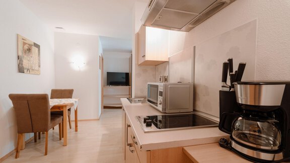 Studio Apart - Küchenzeile; Blick ins Schlafzimmer - APART Naturcamping Kuprian - Huben