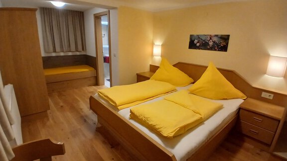 Doppelzimmer mit Kinderbett - Appartement Erich Wilhelm - Huben