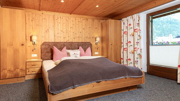 Schlafzimmer - Appartements Alpenrose - Huben