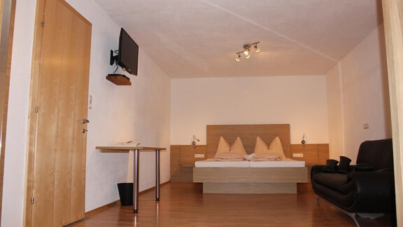 Bett gr. Zimmer1 - Chalet Mühle - Huben