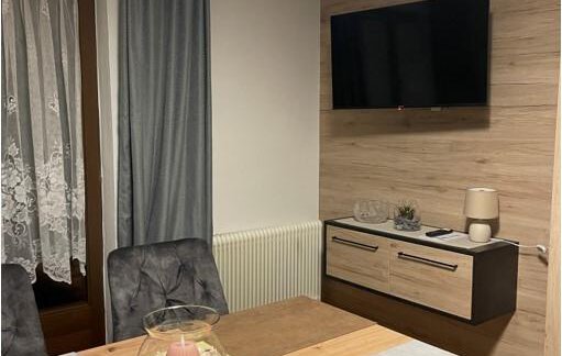 Essbereich mit Flat-TV - Egon´s Appartement - Huben