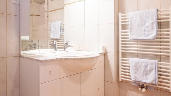 Zimmer 3 Bad - Ferienhaus Gurschi - Huben