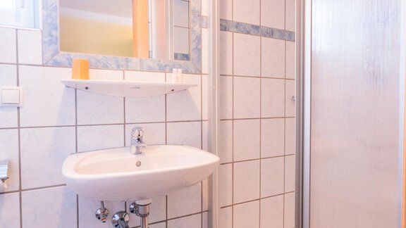 Zimmer 4 Dusche - Ferienhaus Gurschi - Huben