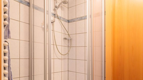 Zimmer 7-8 Dusche - Ferienhaus Gurschi - Huben