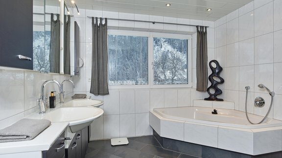 Badezimmer mit Eckbadewanne - Adler Chalet - Längenfeld
