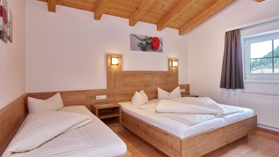 Schlafzimmer, Doppelbett + Einzelbett - Andys Apartment - Längenfeld