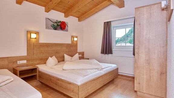 Schlafzimmer, Doppelbett + Einzelbett - Andys Apartment - Längenfeld