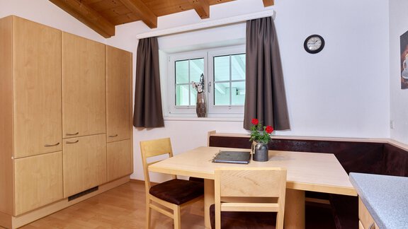Küche mit Sitzecke und Kühl/Gefrierschrank - Andys Apartment - Längenfeld